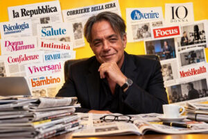 Rassegna stampa del Centro Equipe Logodinamica di Milano con il dottor Enrico Caruso circondato da giornali e riviste nazionali che hanno documentato l&rsquo;attivit&agrave; clinica sulla balbuzie e i disturbi della comunicazione.